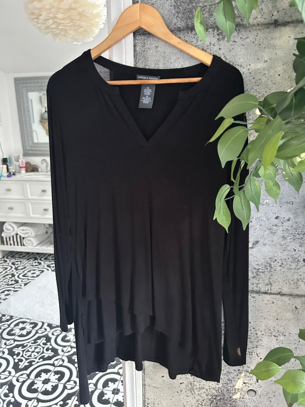 Chelsea & Theadore Long black Top L-XL